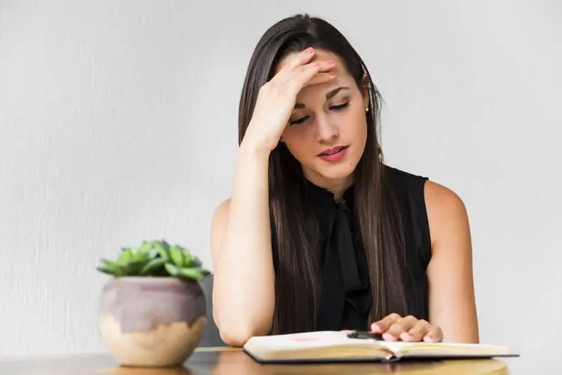 Mujeres sobrecargadas, mujer con ansiedad y estres